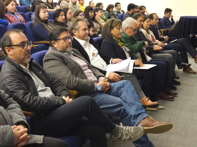 Asistentes en las primeras filas del auditorio durante la inauguración.
